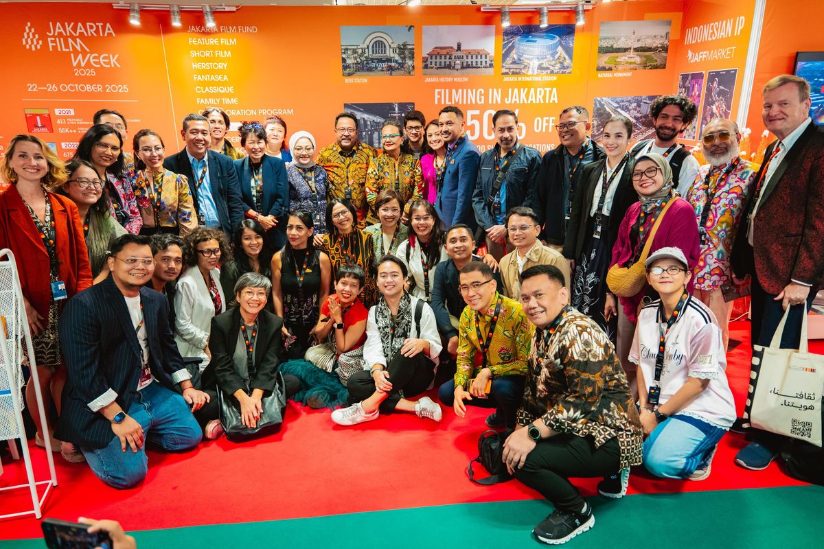 Rano Karno berfoto bersama sejumlah delegasi Indonesia di Paviliun Indonesia yang hadir mewarnai Festival Film Cannes 2025.
