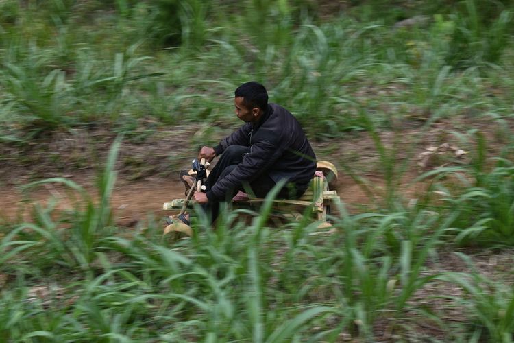 Peserta balap kadaplak tengah meluncur di lintas curam di kaki gunung Palasari, Kampung Batu Loceng, Desa Sunten Jaya, Kecamatan Lembang, Kabupaten Bandung Barat, Kamis (21/11/2019).