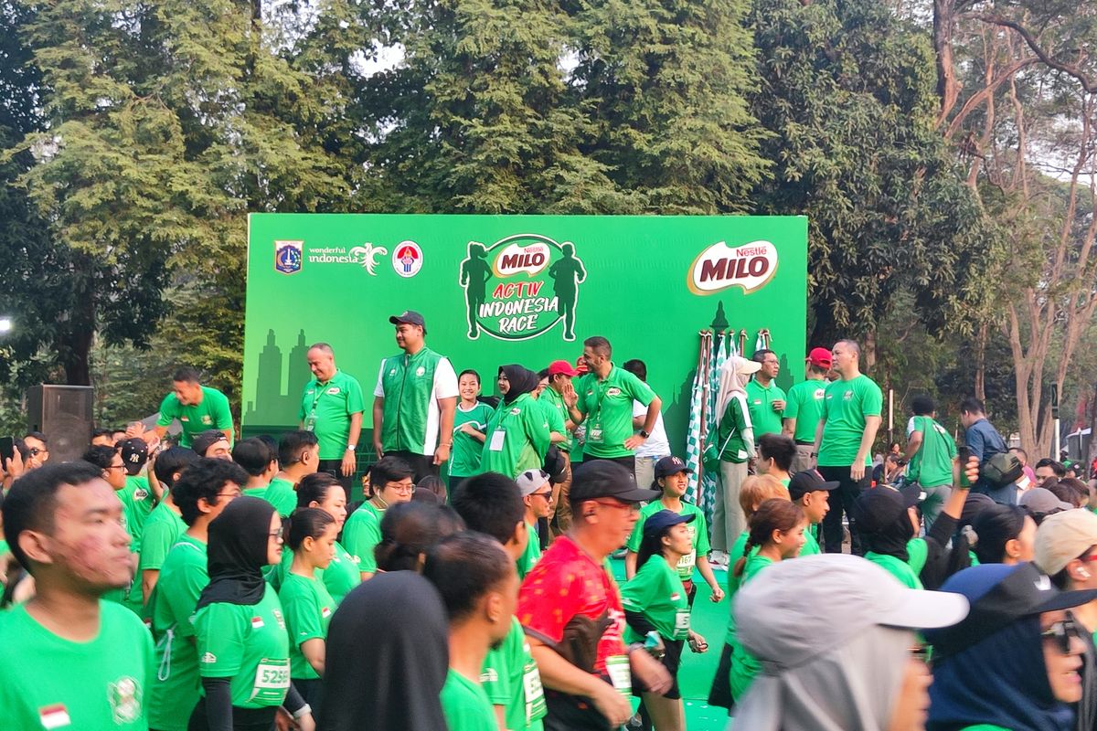 Menpora Dito Aritedjo, Menparekraf Sandiaga Uno dan Pj Gubernur DKI Jakarta Heru Budi membuka acara Milo Activ Indonesia Race 2023 di Plaza Tenggara, Gelora Bung Karno, Jakarta Pusat, Minggu (8/10/2023) pagi.