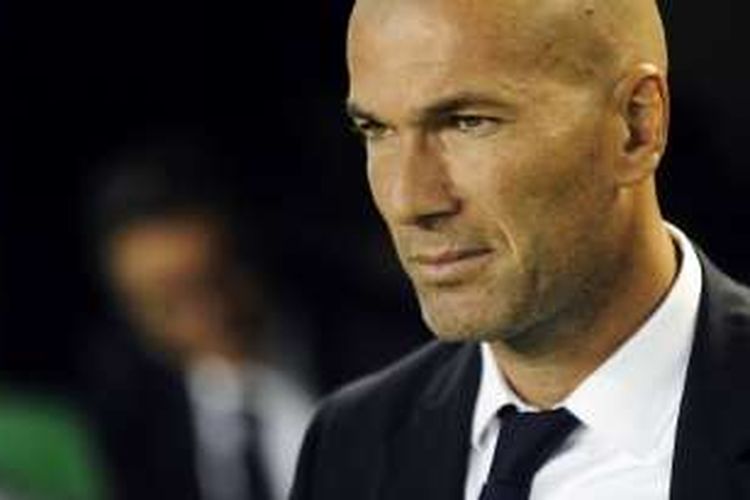 Pelatih Real Madrid, Zinedine Zidane, mendampingi anak asuhnya dalam laga La Liga kontra Real Betis di Estadio Benito Villamarin, Sabtu (15/10/2016).
