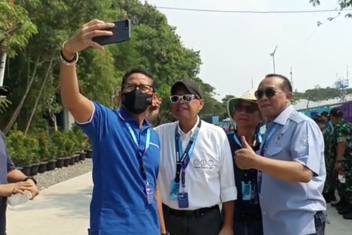 Menteri Pariwisata dan Ekonomi Kreatif Indonesia Sandiaga Uno menontong langsung ajang balap mobil listrik Formula E di Ancol, Jakarta Utara, Sabtu (4/6/2022).
