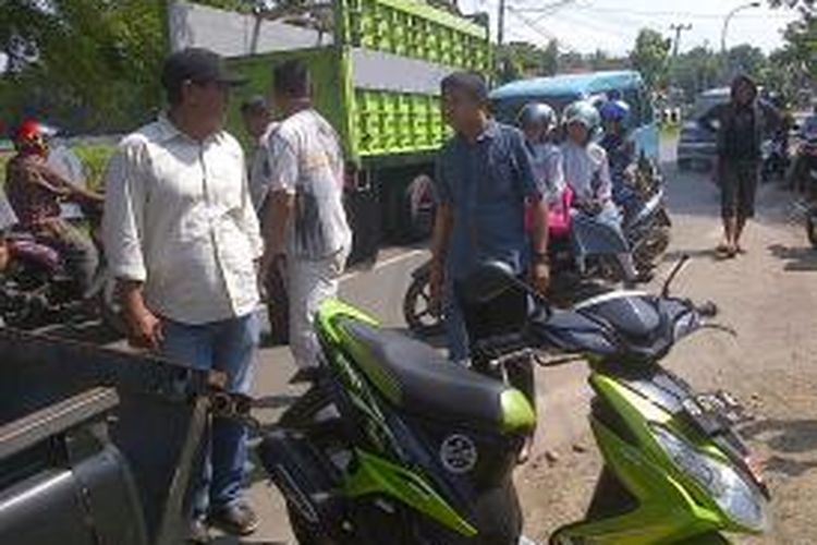 Salah satu kendaraan pelaku tawuran antar pelajar Sekolah Menengah Atas (SMA) di Kabupaten Bone, Sulawesi Selatan diamankan polisi. Kamis, (13/02/2014).