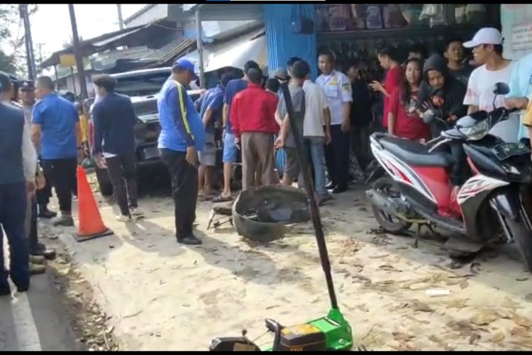 Mobil Bupati Kuningan Acep Purnama setelah menabrak orang di tepi jalan, Senin (3/4/2023).