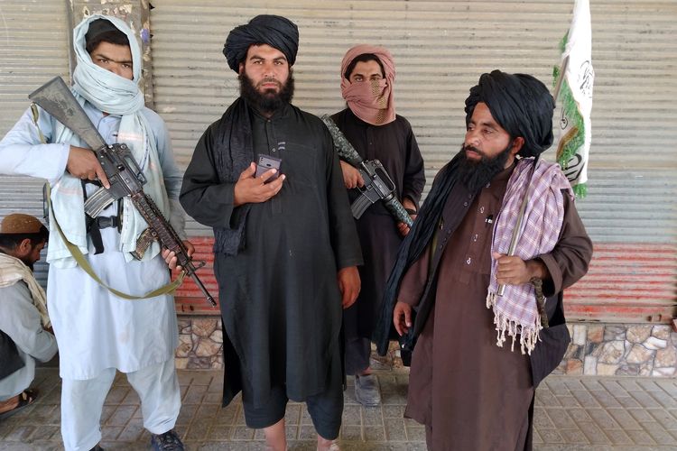 Anggota Taliban berpatroli di dalam kota Farah, ibu kota provinsi Farah, barat daya Kabul, Afghanistan, Rabu (11/8/2021).