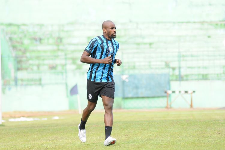 Pemain senior Greg Nwokolo saat latihan bersama Arema FC untuk persiapan melanjutkan laga pekan berikutnya Liga 1 12023-2024.