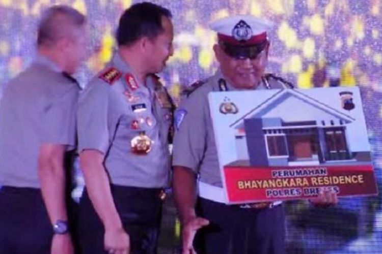 Aiptu Agus Dwi Santoso, anggota Dikyasa Satlantas Polres Brebes, menerima hadiah rumah dari Kapolri Jenderal Tito Karnavian saat peluncuran Smile Police di Polda Jateng, Semarang, Jumat (3/2/2017). 