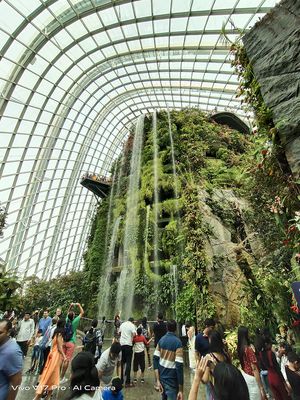 Air terjun buatan di rumah kaca Cloud Forest di Gardens by the Bay.