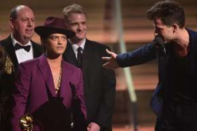 Bruno Mars (kiri) dan Mark Ronson menerima penghargaan Record of the Year dalam Grammy Award ke-58 di Staples Center, Los Angeles, Senin (15/2/2016).
