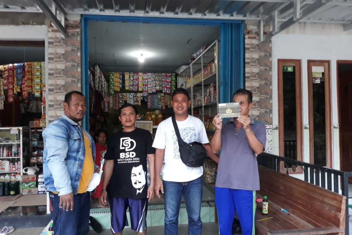 Polisi mengamankan motor yang ditemukan di tepian laut Pantai Congot di Kapanewon Temon, Kabupaten Kulon Progo, Daerah Istimewa Yogyakarta.