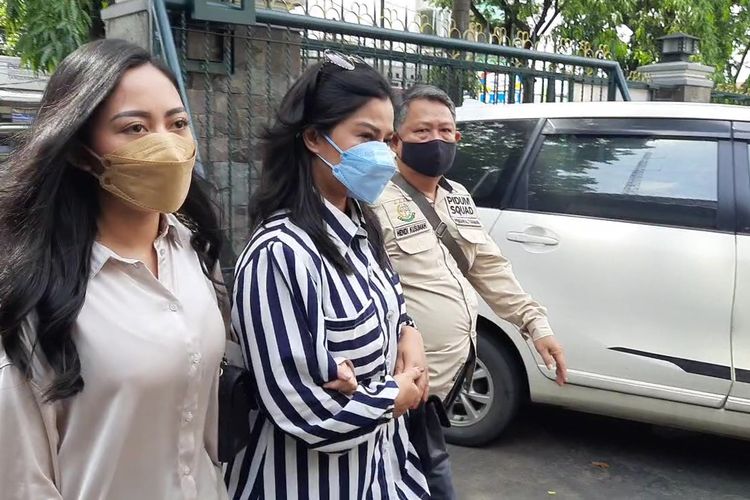 Sambil menggandeng ibunya, Rachel Vennya menghadiri sidang perdana kasus pelanggaran karantina kesehatan yang digelar di Pengadilan Negeri Tangerang, Jumat (10/12/2021).