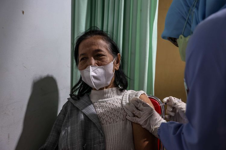 Tenaga kesehatan menyuntikkan vaksin Pfizer dosis ketiga kepada warga lanjut usia saat vaksinasi booster Covid-19 di Puskesmas Kecamatan Tanah Abang, Jakarta Pusat, Jakarta, Kamis (13/1/2022). Pemerintah memulai program vaksinasi lanjutan (booster) Covid-19 secara gratis kepada masyarakat umum yang berusia 18 tahun ke atas dengan kelompok prioritas penerima vaksin adalah orang lanjut usia (lansia) dan penderita immunokompromais.