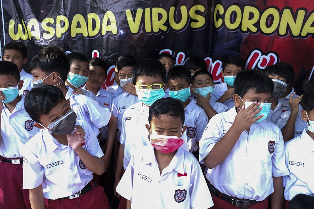 Siswa SD Islam Internasional Al-Abidin Solo memakai masker saat aksi peduli kesehatan bertajuk Waspada Virus Corona di halaman sekolah setempat, Solo, Jawa Tengah, Senin (3/2/2020). Aksi tersebut diisi dengan sosialisasi hidup sehat dan ajakan mendukung Warga China yang sedang menghadapi wabah Virus Corona untuk semangat.