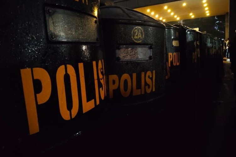 Aparat kepolisian membentuk barisan di Polda Metro Jaya, Jumat (29/8/2025).