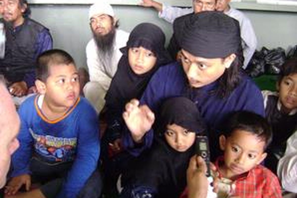 Terpidana mati Imam Samudra, bercengkereama dengan anak-anaknya di LP Batu, Nusakambangan, beberapa waktu lalu. 