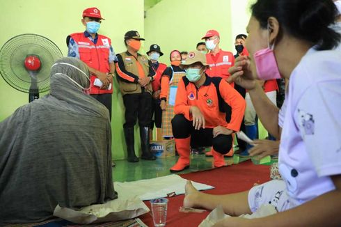 Ganjar Kritik Petugas yang Memberikan Mi Instan kepada Pengungsi Banjir