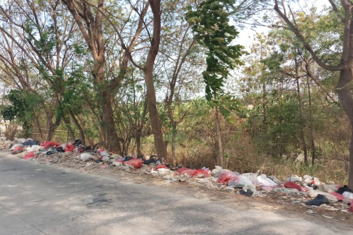 Tampak sampak menumpuk di tepi Jalan Raya Kali CBL, Kabupaten Bekasi, Rabu (12/9/2018).