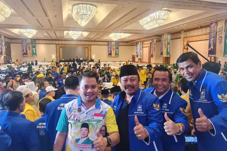 Abdul Haq (berkopiah) saat mengikuti acara partai menjelang Pemilu legislatif 2024 mendatang. PAN menyiapkan kompensasi Rp 1 miliar bagi calon asal Jawa Timur yang lolos ke legislatif tingkat provinsi dan pusat. Sedangkan calon yang lolos di tingkat kabupaten, disiapkan dana Rp 500 juta.