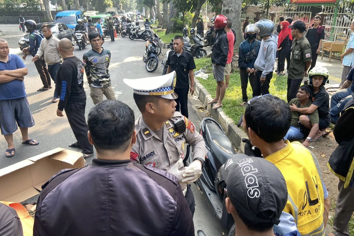 Angkutan perkotaan (angkot) menabrak sepeda motor di Jalan Ahmad Yani, Kecamatan Tanah Sareal, Kota Bogor yang menyebabkan pengendara tewas di tempat, Jumat (10/5/2024).