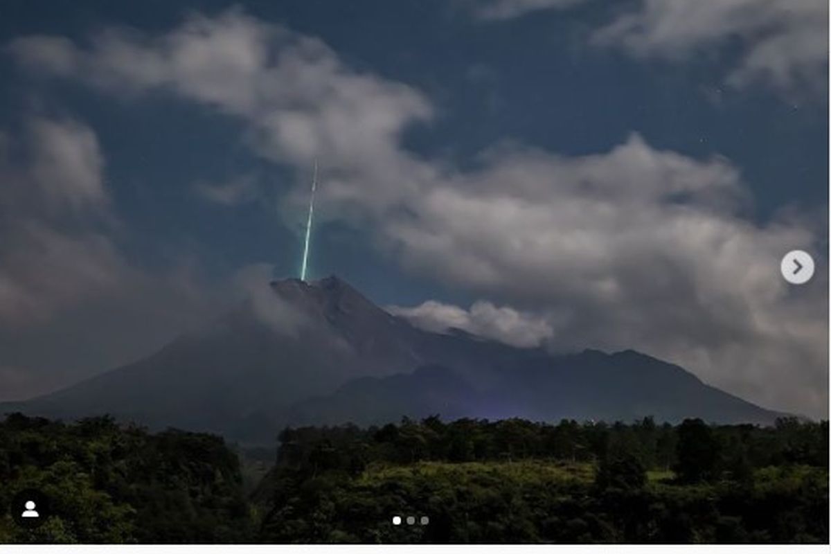 Tangkapan layar Instagram, foto kilatan cahaya diduga meteor jatuh di puncak Gunung Merapi yang viral di media massa.