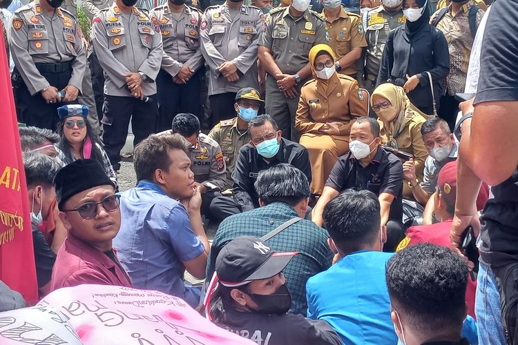 Foto: Mahasiswa yang tergabung dalam Cipayung Plus menggelar dialog yang dihadiri pimpinan DPRD dan PLT Wali Kota Pematangsiantar, dr Susanti Dewayani di gerbang Perkantoran DPRD Pematangsiantar di Jalan Adam Malik, Kota Pematangsiantar, provinsi Sumatera Utara, Senin (11/4/2022).