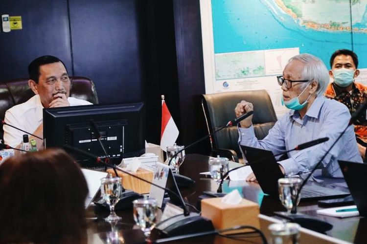 Menteri Koordinator Bidang Kemaritiman dan Investasi Luhut Binsar Pandjaitan berdiskusi bersama Dosen Universitas Indonesia Djamester Simarmata, di Jakarta, Kamis (11/6/2020).