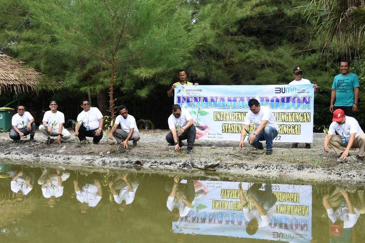 Kegiatan CSR melalui penanaman pohon mangrove dan aneka buah di Lampung merupakan bentuk nyata sinergi PGN Grup dalam mengurangi emisi karbon. 