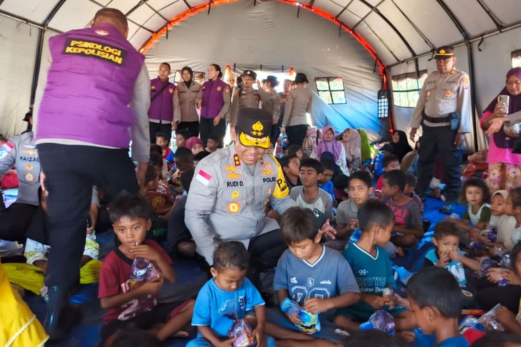 Kapolda NTT Kunjungi Pengungsi Gempa Nagekeo, Ajak Anak-anak Bermain