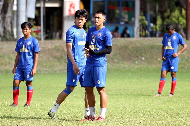 Pemain Arema FC, Feby Eka Putra (kiri) dan Hanif Sjahbandi (kanan) saat mengikuti latihan rutin untuk persiapan Liga 1 2021 di Lapangan Ketawang Gondanglegi Kabupaten Malang, Jawa Timur, Jumat (28/05/2021) pagi.