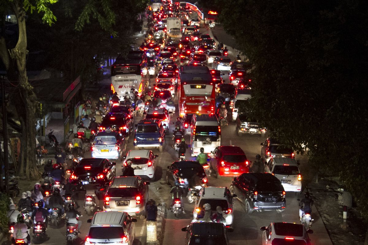 Kemacetan di ruas Jalan Raya Pasar Minggu, Jakarta Selatan, Rabu (18/12/2019). Kemacetan panjang hingga Lenteng Agung akibat pembangunan fly over Lenteng Agung.