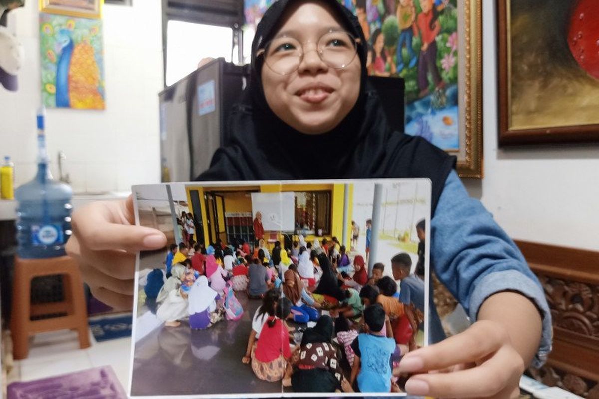 Aristawidya Maheswari (15) memperlihatkan foto saat dia mengajar di salah satu Ruang Publik Terpadu Ramah Anak (RPTRA) di Jakarta Timur. Foto itu diperlihatkan saat berbincang dengan wartawan di kediaman Rumah Susun Jatinegara Kaum, Pulo Gadung, Jakarta Timur, Rabu (8/7/2020).