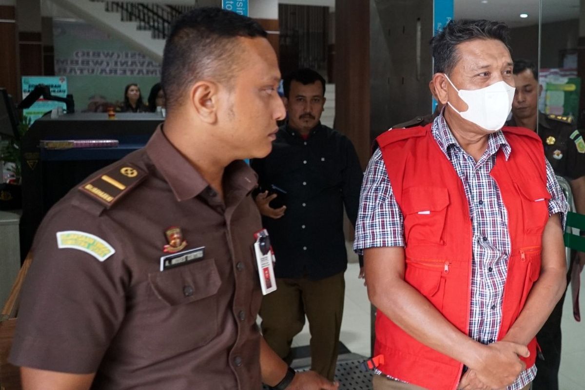 Tim Pidsus Kejati Sumut mengamankan mantan pimpinan Bank Sumut Cabang Stabat berinisial IH, Jumat (17/3/2023). 