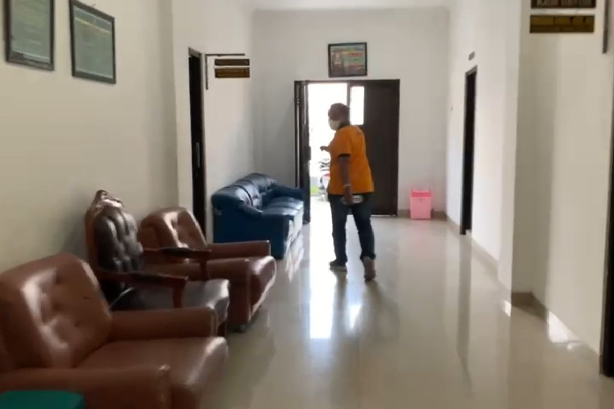 MENGHINDAR-- Sekretaris DPD Asosiasi Petani Tebu Rakyat Indonesia (DPD APTRI) wilayah kerja RNI 1 Jawa Timur (Jatim), Muhammad Aji Kurniawan menghindar saat hendak dikonfirmasi terkait pemeriksaan dirinya dalam kasus korupsi pupuk bersubsidi, Kamis (1/9/2022) sore.