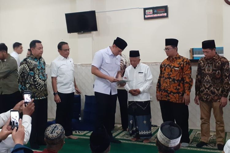 Menteri ATR/Kepala BPN Agus Harimurti Yudhoyono (AHY) menyerahkan sertifikat tanah wakaf di Masjid Sabilul Huda, Menteng Atas, Setiabudi, Jakarta Selatan, Rabu (3/4/2024).