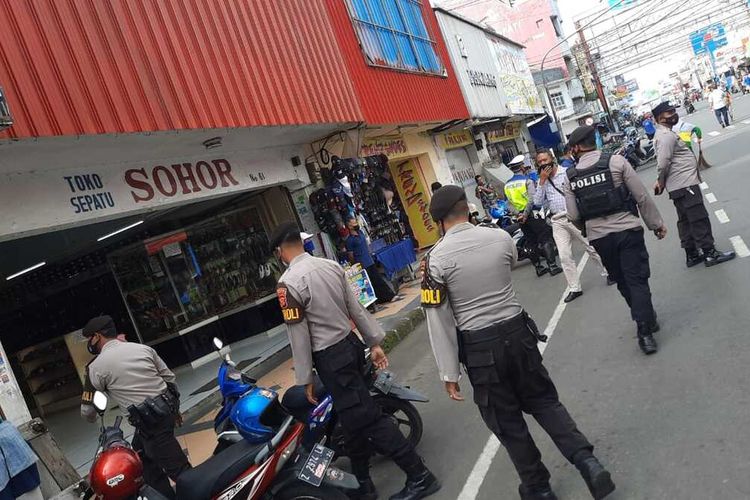 Petugas Satgas Covid-19 Kota Tasikmalaya menutup toko-toko yang bergerak di bidang non-esensial selama PPKM Darurat diberlakukan sampai tanggal 20 Juli 2021 pada Selasa (6/7/2021).