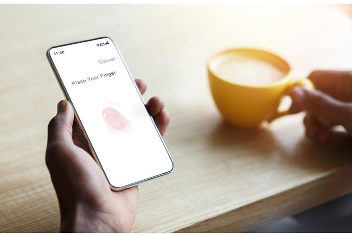 Ilustrasi menggunakan fingerprint di smartphone.