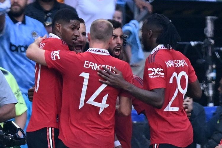 Selebrasi Bruno Fernandes usai mencetak gol penalti dalam laga final Piala FA 2022-2023 antara Man City vs Man United di Stadion Wembley, 3 Juni 2023. (Photo by Glyn KIRK / AFP) / NOT FOR MARKETING OR ADVERTISING USE / RESTRICTED TO EDITORIAL USE