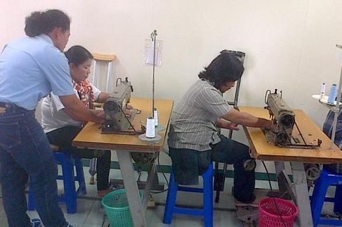 Penyandang Disabilitas Dilatih Operasikan Mesin Jahit Standar Garmen