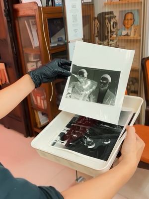 Pevita Pearce dan Mirzan Meer merayakan anniversary pertama dengan pemotretan bernuansa tradisional. Intip detailnya.