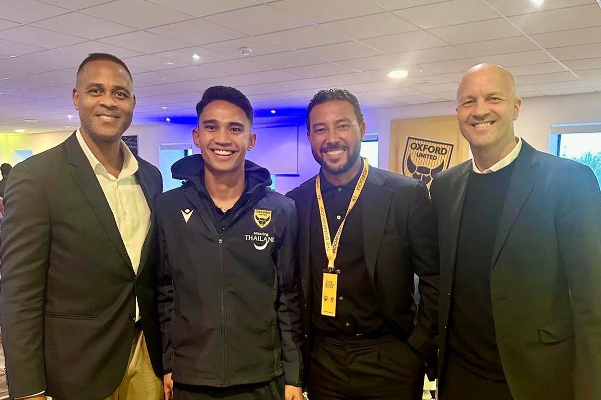 Pelatih kepala Timnas Indonesia, Patrick Kluivert, beserta asistennya Denny Landzaat dan Penasihat Teknik Timnas Indonesia Jordi Cruyff berpose bersama Marselino Ferdinan di sela-sela laga Oxford United vs Leeds United di Divisi Championship pada Jumat (18/4/2025).