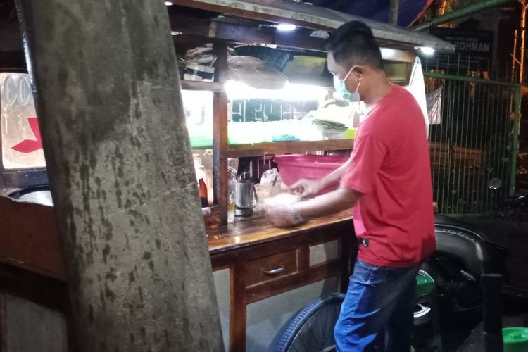  Cak Hery saat Sedang Menyiapkan Hidangan Nasi Goreng Lamongan