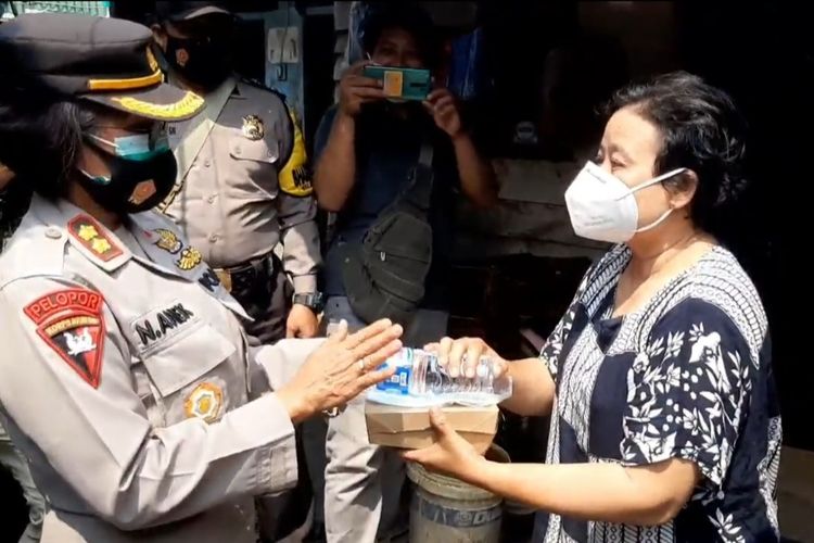 Polisi wanita (polwan) Resor Jakarta Timur membagikan makanan siang gratis di wilayah tersebut demi memeringati HUT ke-73 Polwan yang jatuh pada Rabu (1/9/2021). Sama dengan gaji polisi, berapa gaji polwan tiap bulannya?