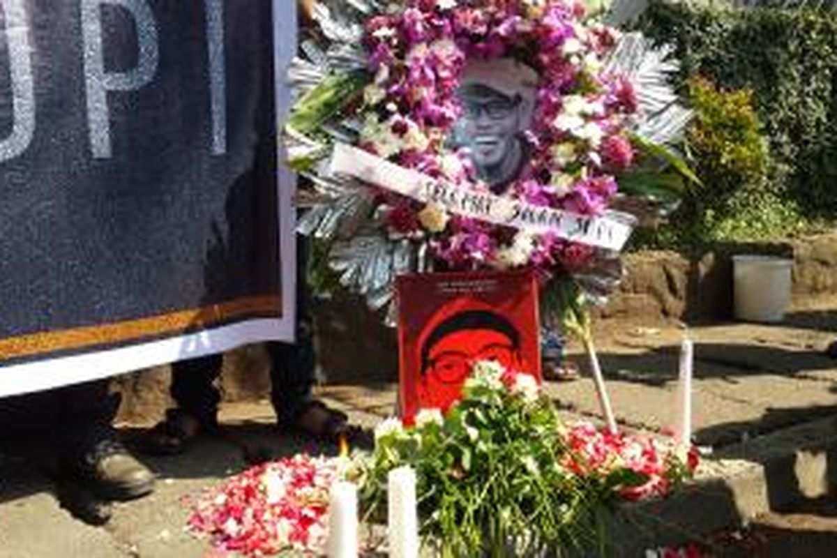 #Solidaritas4Jopi lakukan aksi tabur bunga di lokasi pembunuhan Jopi di Jalan Kemang Raya Selatan, Jakarta Selatan, Sabtu (30/5/2015).