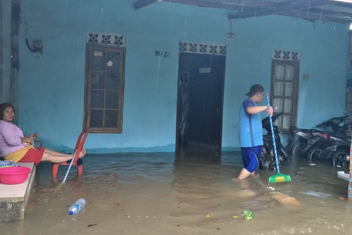 Kondisi Banjir di Jalan Cipinang Bali, Cipinang Melayu, Makassar, Jakarta Timur, Rabu (1/1/2020).