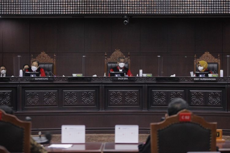 Ketua Majelis Hakim Mahkamah Konstitusi Saldi Isra (tengah) didampingi hakim konstitusi Enny Nurbangingsih (kanan) dan Suhartoyo (kiri) memimpin sidang perdana Perselisihan Hasil Pemilihan (PHP) Bupati Sabu Raijua, Nusa Tenggara Timur (NTT) 2020 di Gedung Mahkamah Konstitusi (MK), Jakarta, Senin (8/3/2021). Sidang mengagendakan pemeriksaan saksi terkait perkara Bupati terpilih Sabu Raijua Orient P Riwu Kore yang berstatus warga negara Amerika Serikat.  ANTARA FOTO/ Reno Esnir/foc.