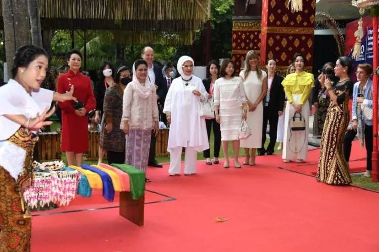 Ibu Negara Iriana Joko Widodo mengajak para pendamping pemimpin negara G20 melihat kearifan lokal Indonesia di Nusa Dua, Bali, Selasa (15/11/2022). (ANTARA/HO-Biro Pers Sekretariat Presiden)