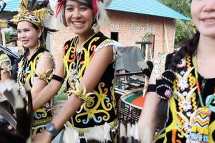 Dayu Hatmanti ikut bermain air dalam acara Belimbur pada Festival Erau di Kabupaten Kutai Kartanegara, Kalimantan Timur.