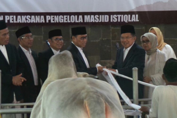 Wakil Presiden Jusuf Kalla menyerahkan dua ekor sapi miliknya dan milik Presiden Joko Widodo kepada pengurus Masjid Istiqlal Jakarta, Jumat (1/9/2017).