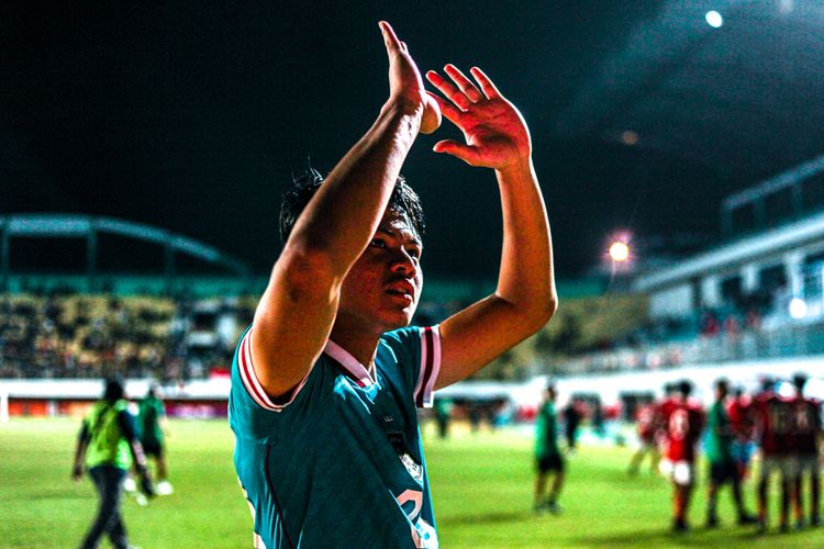 Kiper timnas U16 Indonesia, Andrika Fathir Rachman, menyapa suporter timnas di tribune Stadion Maguwoharo, Sleman, Sabtu (7/8/2022) malam WIB.