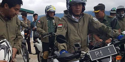 Presiden Joko Widodo mengenakan jaket TAD Shark Skin saat menjelajahi Papua