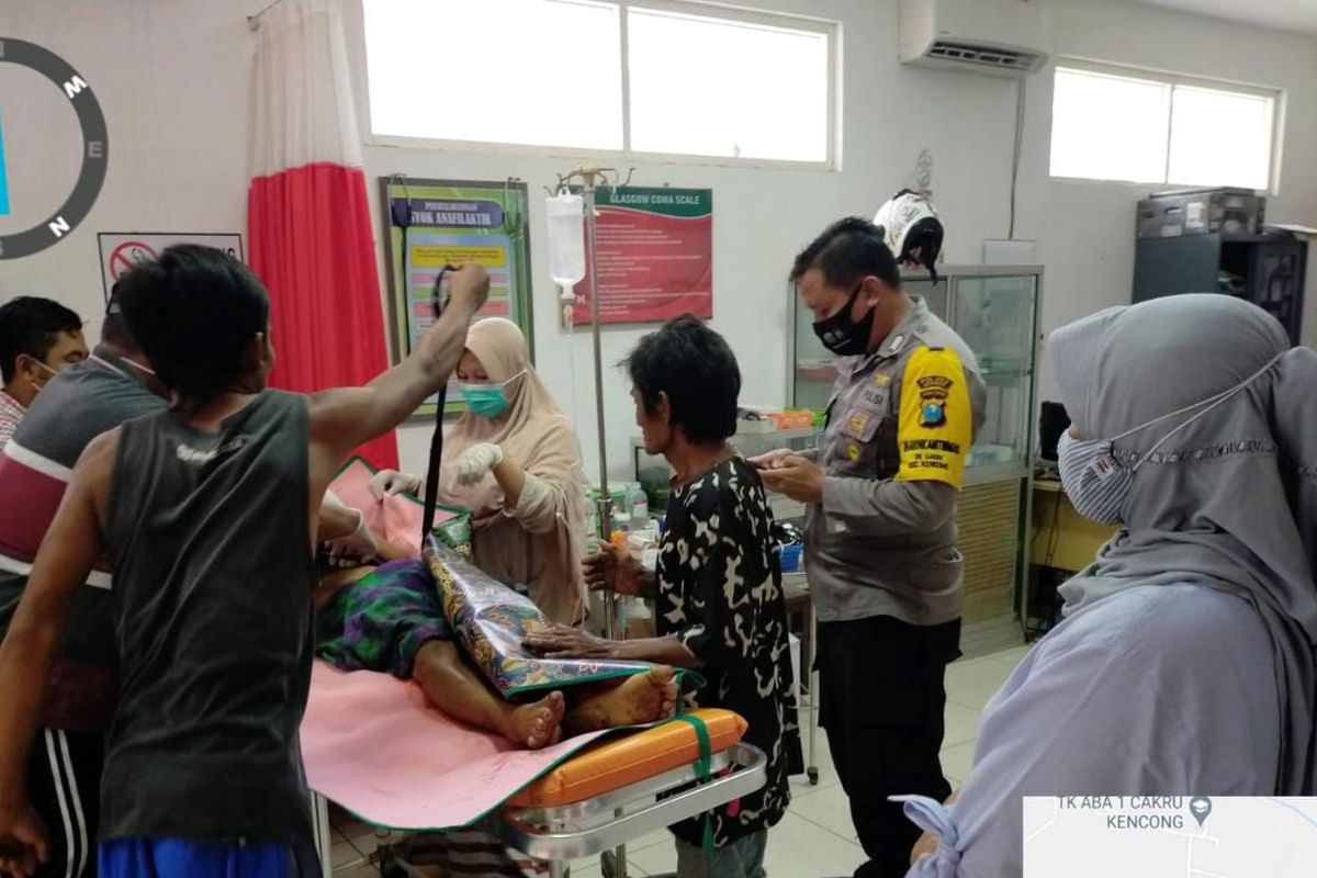 Korban pembacokan saat dibawa ke Puskesmas Kencong pada Minggu (7/3/2021). Namun nyawa tidak tertolong  